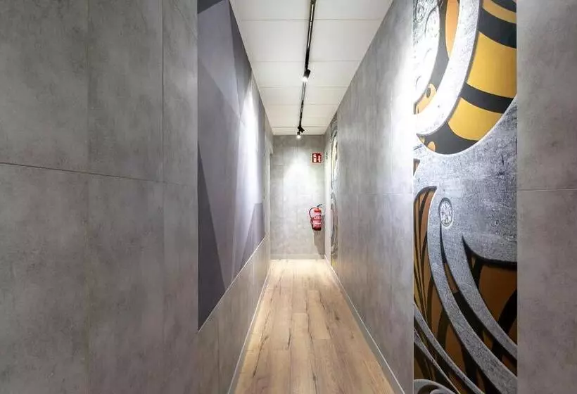 هتل Hostal Anton Martin