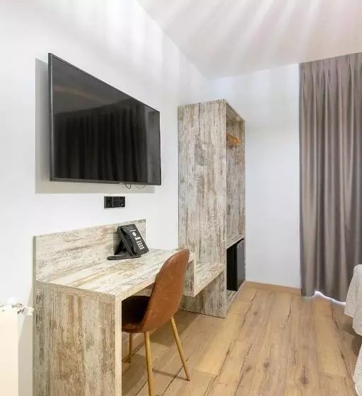 هتل Hostal Anton Martin