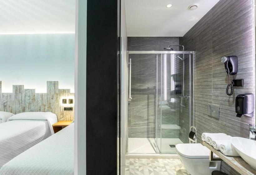 هتل Hostal Anton Martin