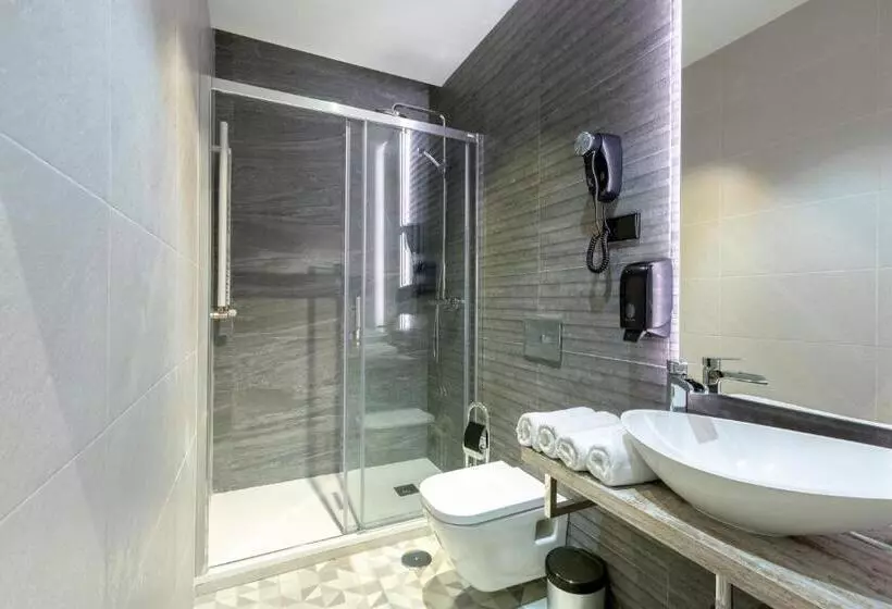 هتل Hostal Anton Martin