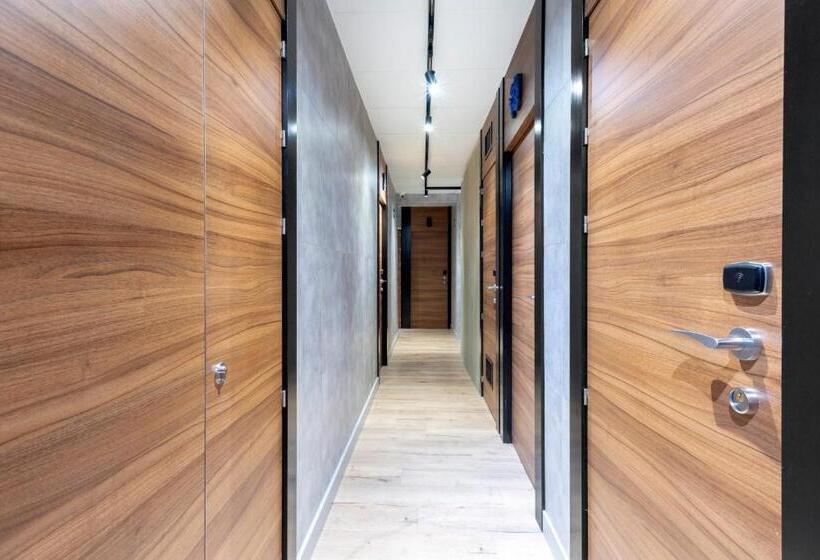 هتل Hostal Anton Martin