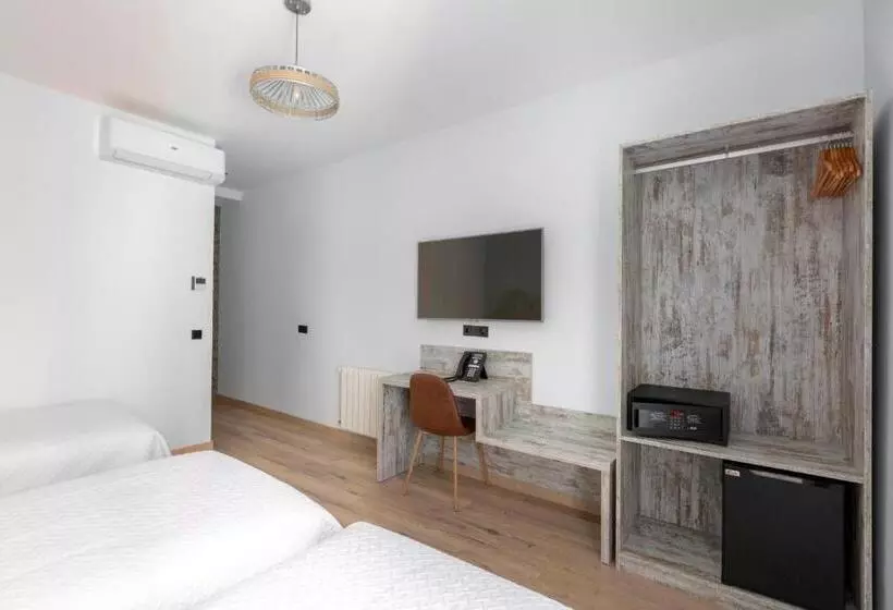 هتل Hostal Anton Martin