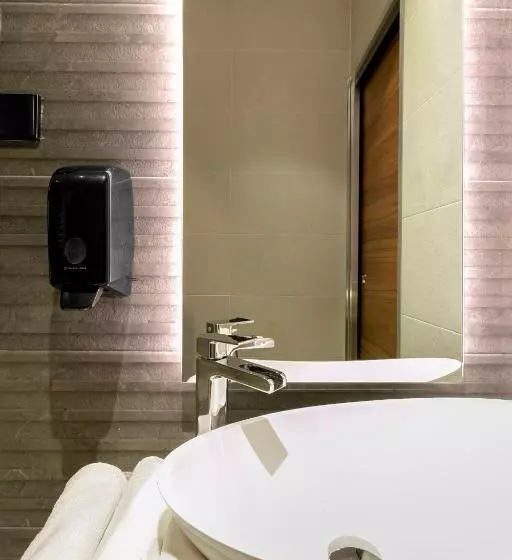 هتل Hostal Anton Martin