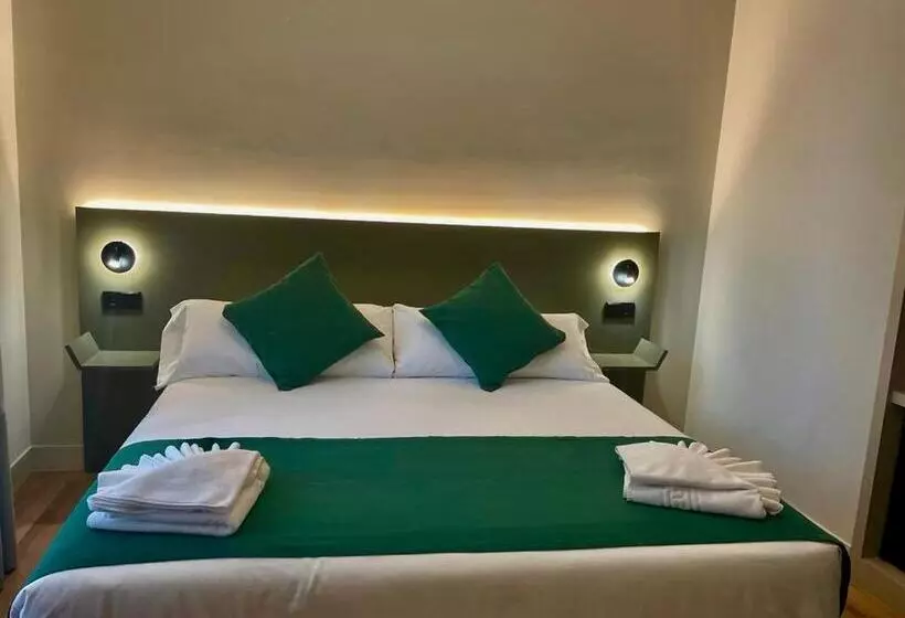 هتل Hostal Anton Martin