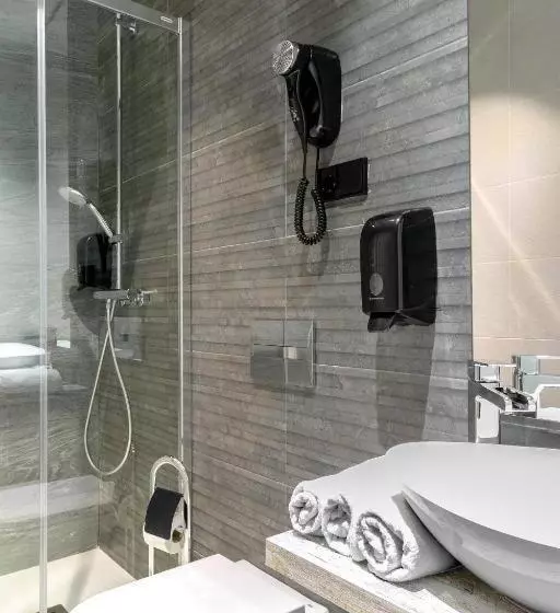 هتل Hostal Anton Martin