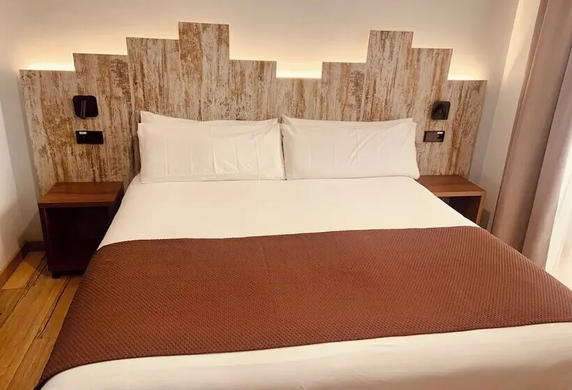 هتل Hostal Anton Martin