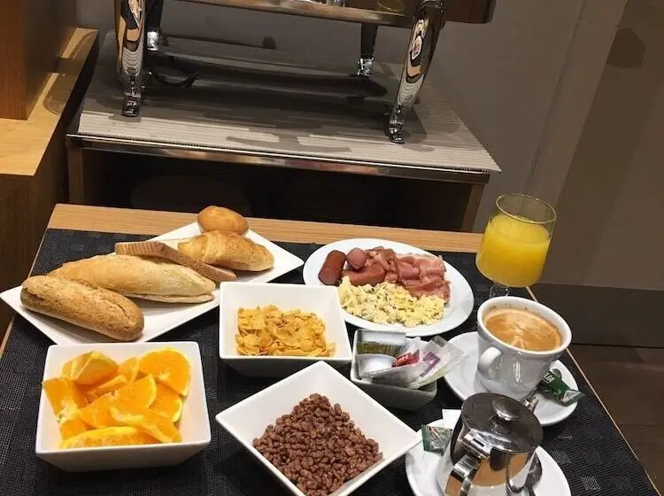 هتل Hostal Anton Martin
