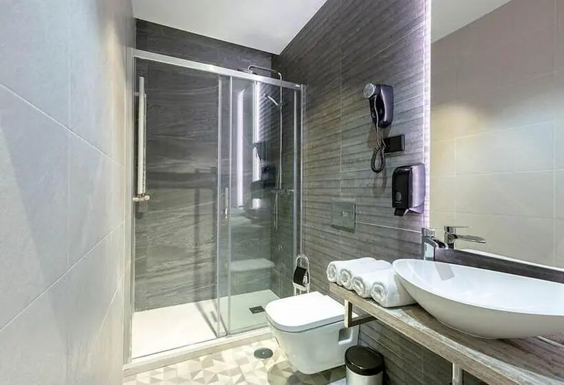 هتل Hostal Anton Martin