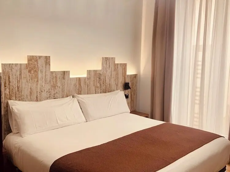 هتل Hostal Anton Martin