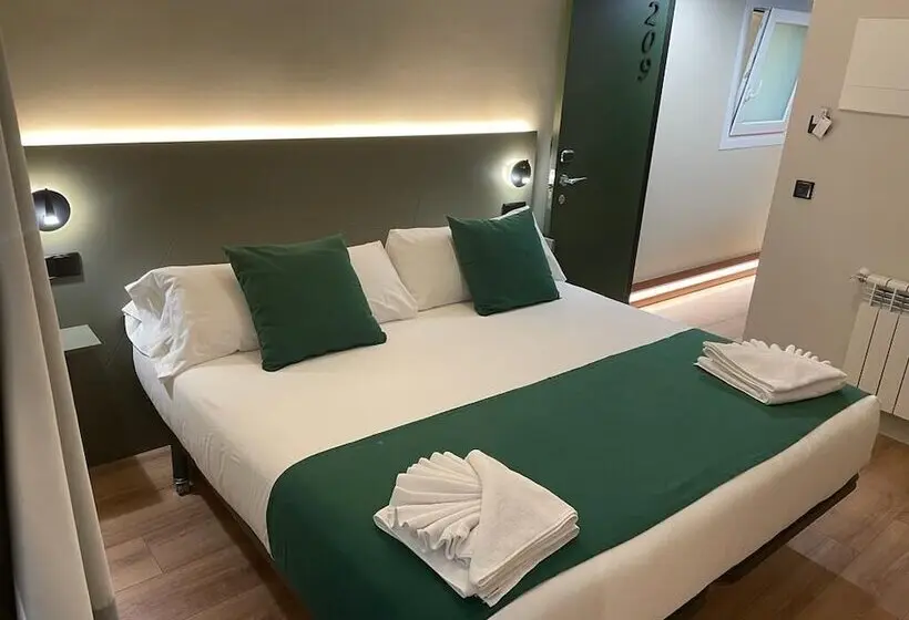 هتل Hostal Anton Martin