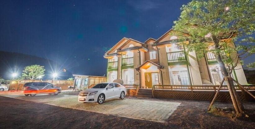 فندق Red Windmill Pension