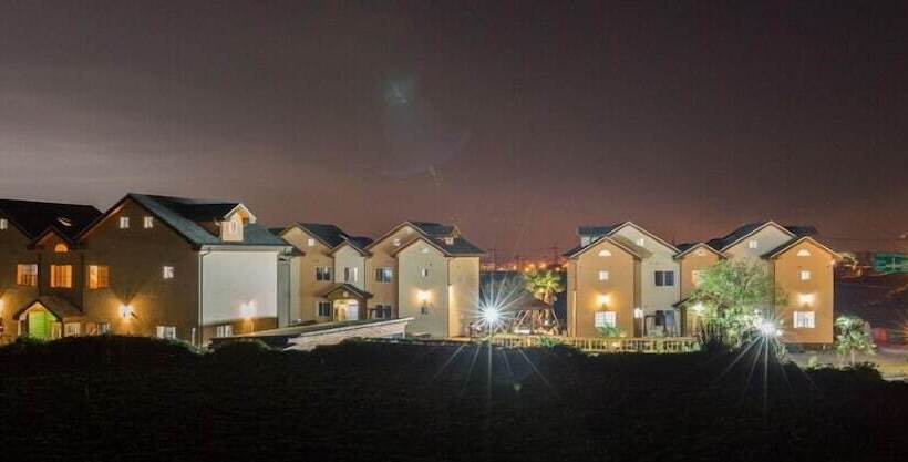 فندق Red Windmill Pension