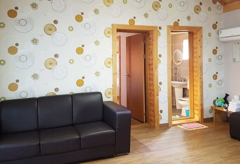 فندق Red Windmill Pension