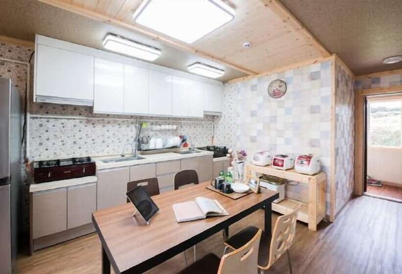 فندق Red Windmill Pension