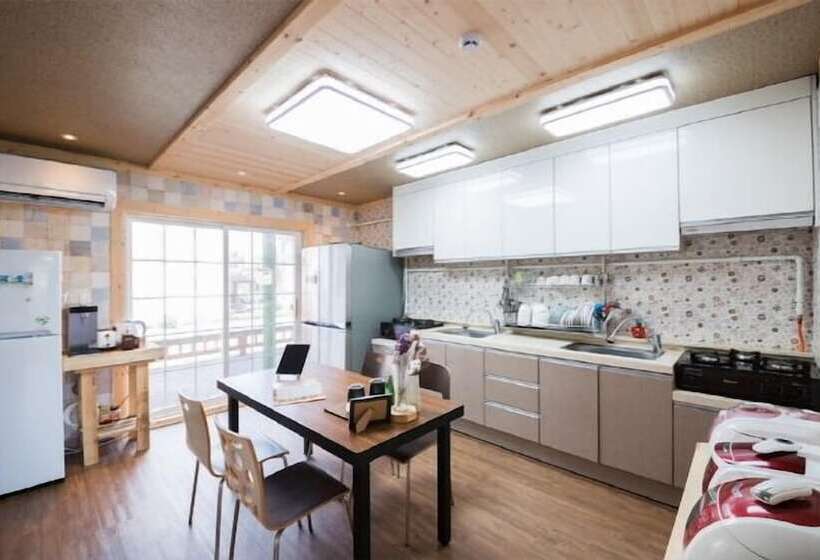 فندق Red Windmill Pension