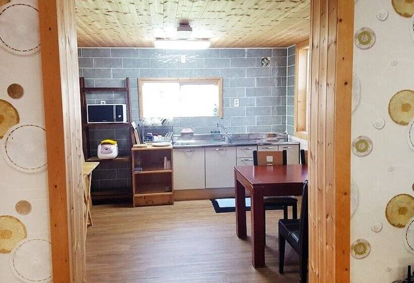 فندق Red Windmill Pension