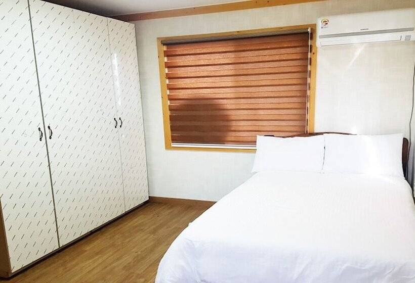 فندق Red Windmill Pension