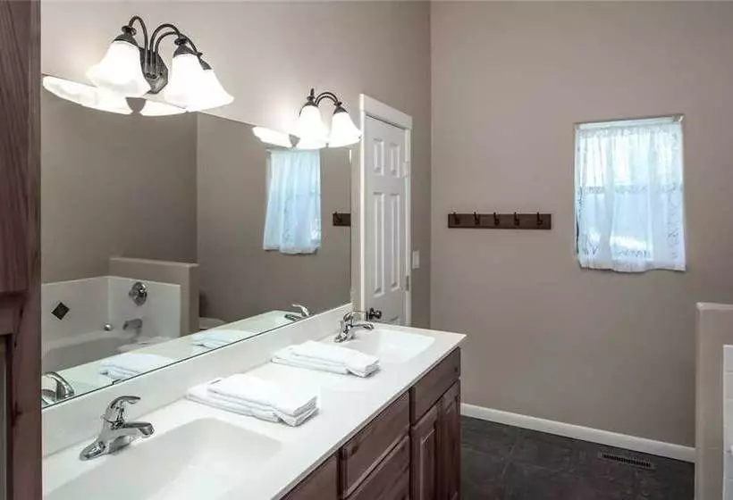 White Mountain Paradise  Four Bedroom Cabin
