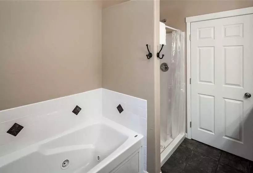 White Mountain Paradise  Four Bedroom Cabin