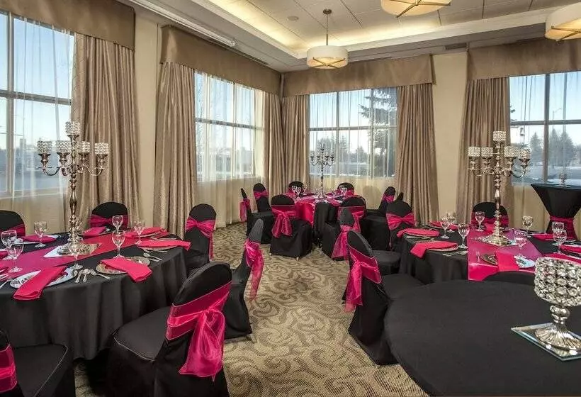 Отель Holiday Inn Lethbridge, An Ihg