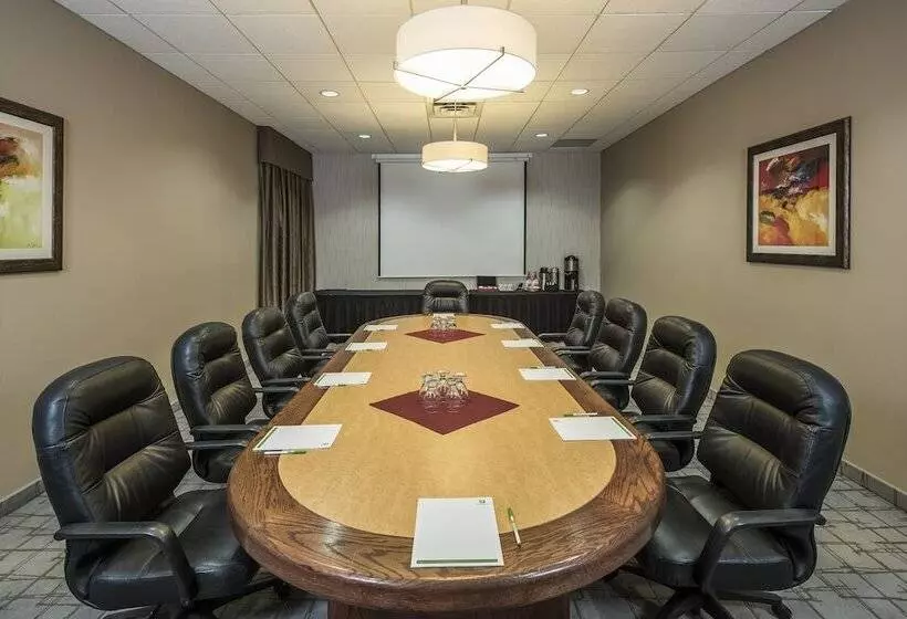 Отель Holiday Inn Lethbridge, An Ihg