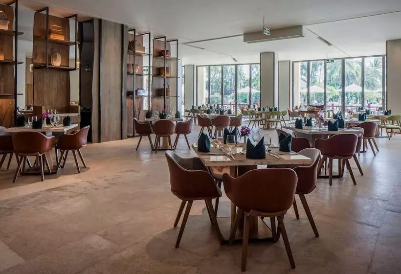 Отель Holiday Inn Resort Sanya Bay, An Ihg