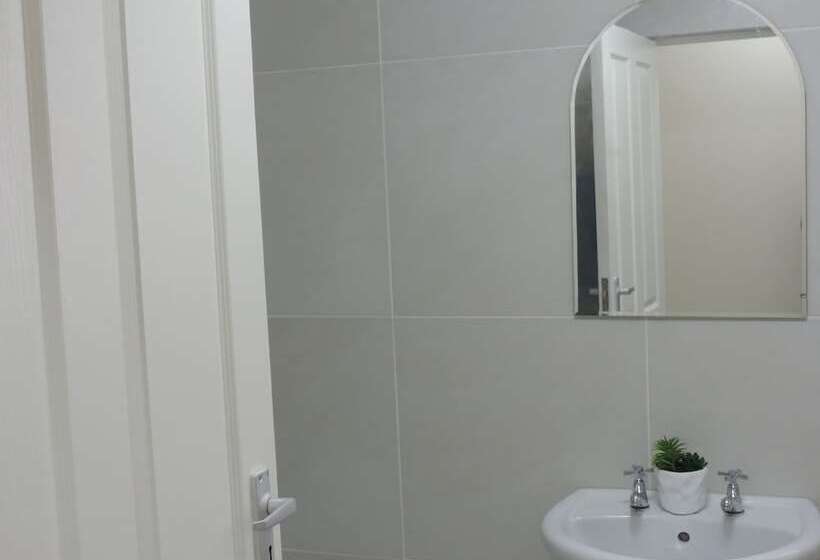 بنسيون The Living Collective