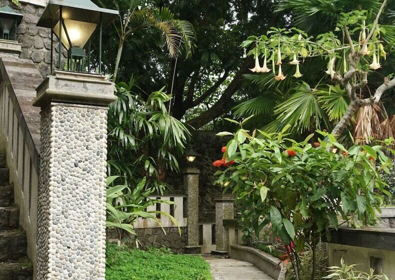 Hotel Pines Garden Resort