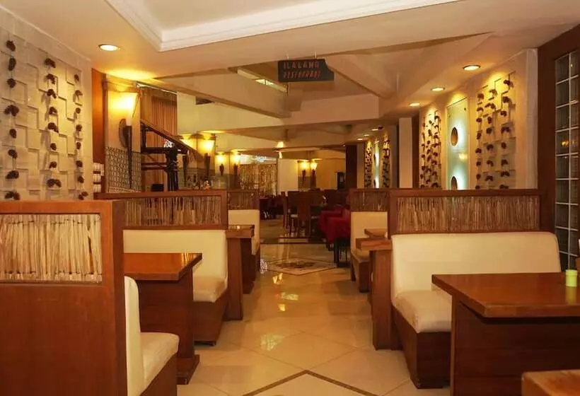 Hotelli Pines Garden Resort