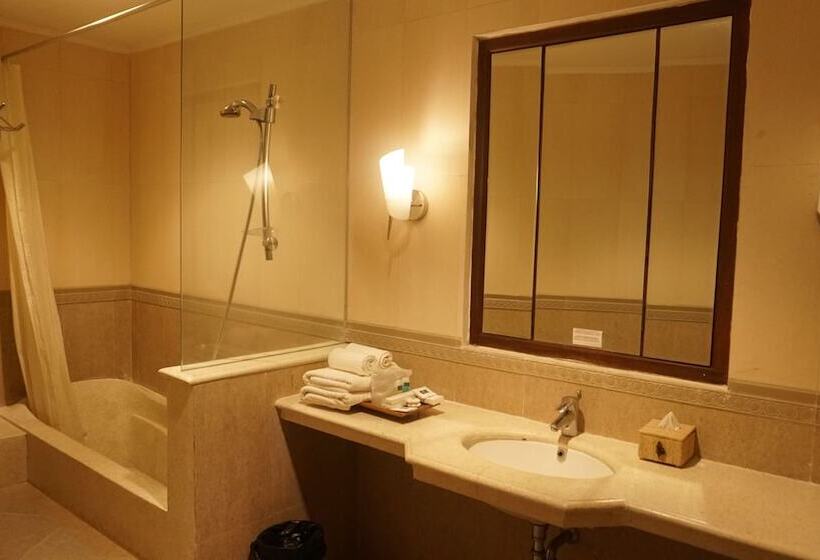 Hotel Pines Garden Resort