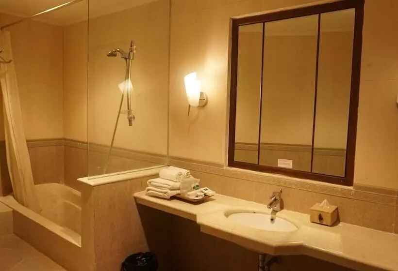 Hotelli Pines Garden Resort