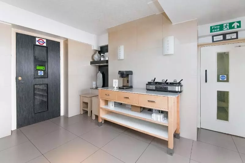 Huttons Hotel, Victoria London