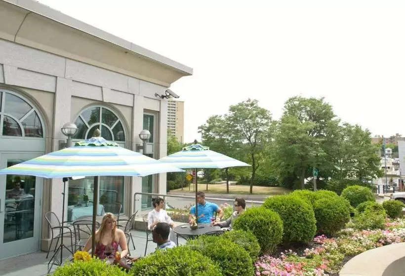 酒店 The Waterside Inn