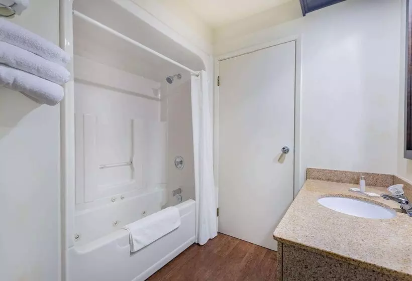 호텔 Travelodge By Wyndham Bracebridge