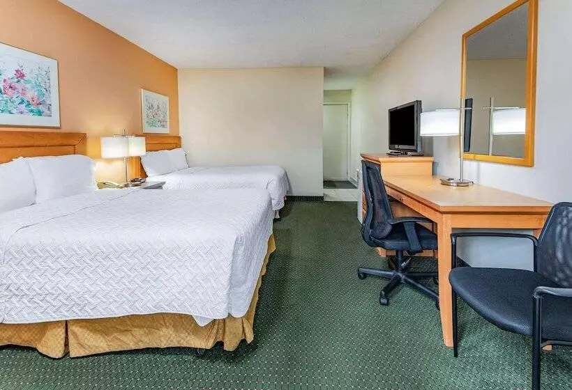 호텔 Travelodge By Wyndham Bracebridge