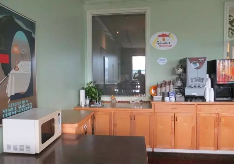 Мотель Super 8 Penticton BC