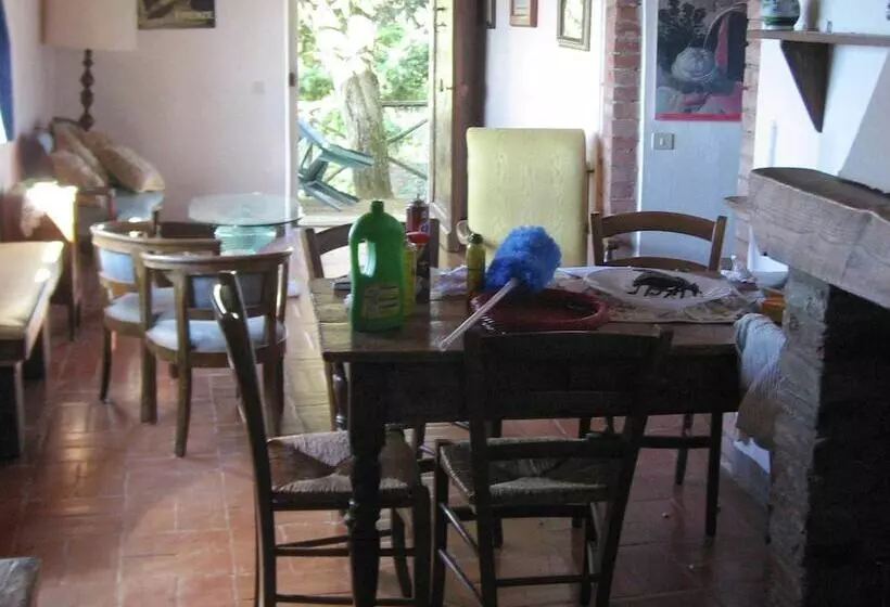 Spacious Cottage In Castelfranco Piandisco With Terrace