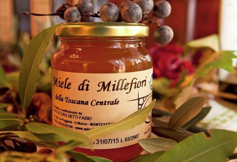 Spacious Cottage In Castelfranco Piandisco With Terrace