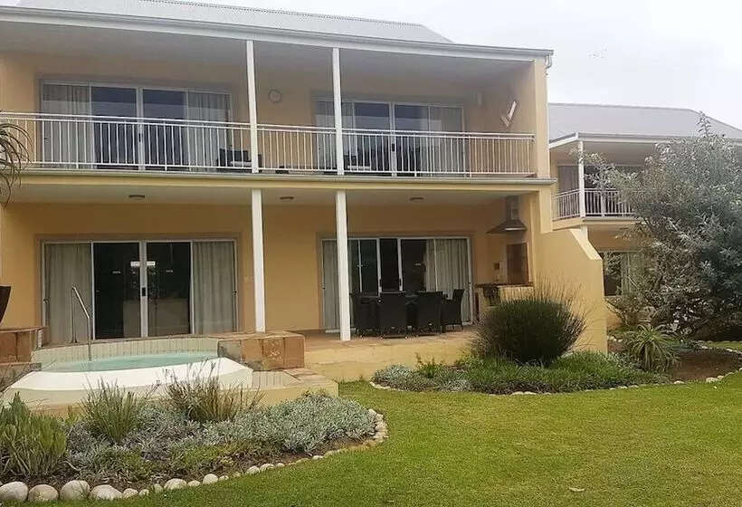 Traders Hotel & Restaurant