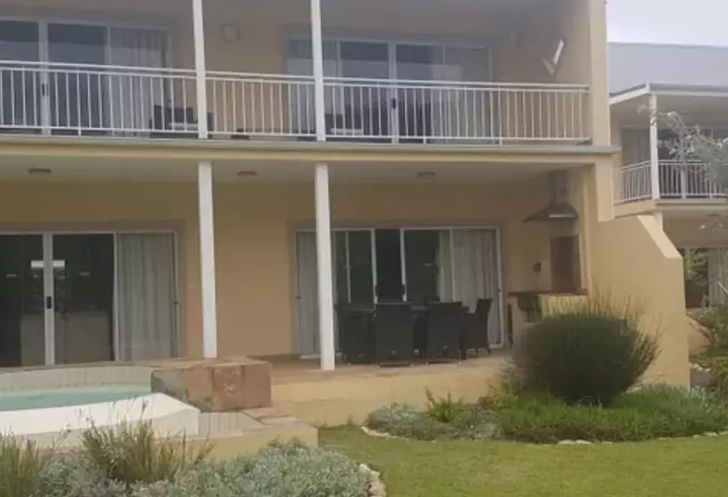 Traders Hotel & Restaurant