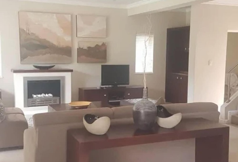 Traders Hotel & Restaurant