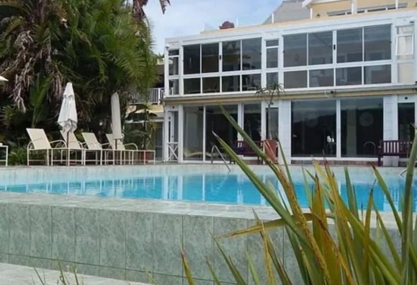 Traders Hotel & Restaurant