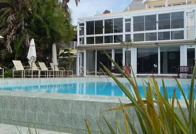 Traders Hotel & Restaurant