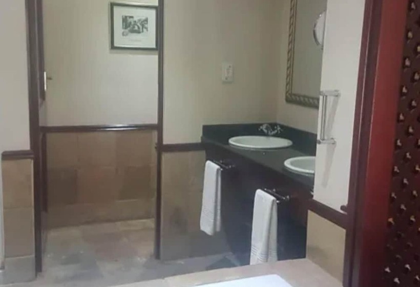 Traders Hotel & Restaurant