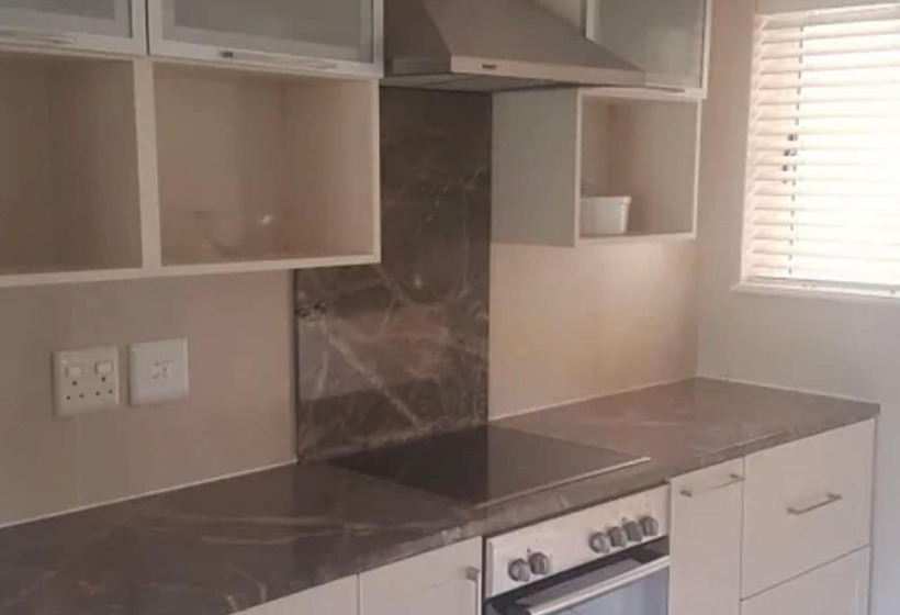 Traders Hotel & Restaurant