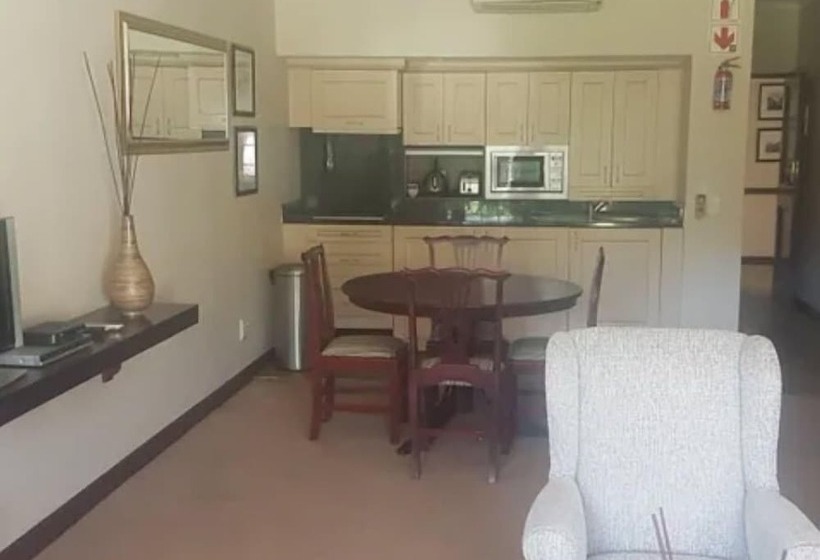 Traders Hotel & Restaurant