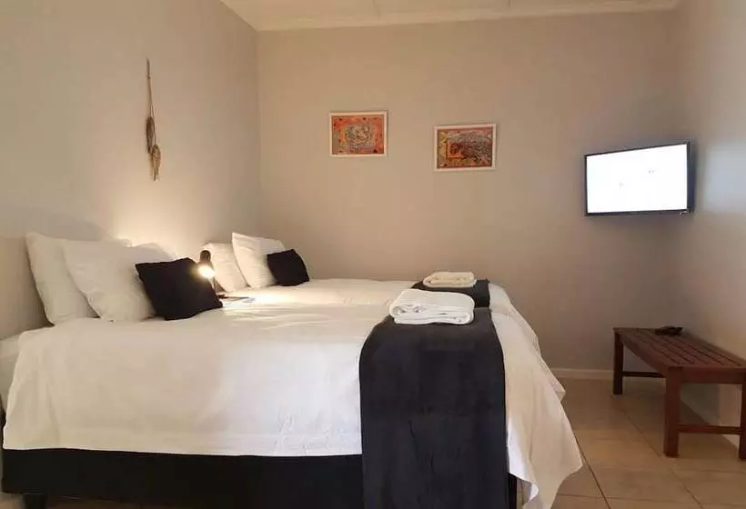 Traders Hotel & Restaurant