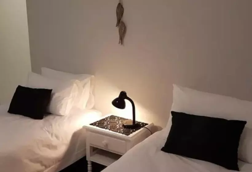 Traders Hotel & Restaurant