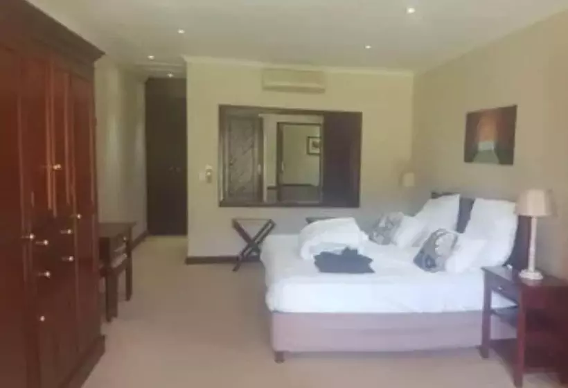 Traders Hotel & Restaurant