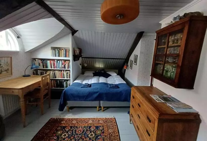 ベッドアンドブレックファースト Flodhästens Husrum & Frukost